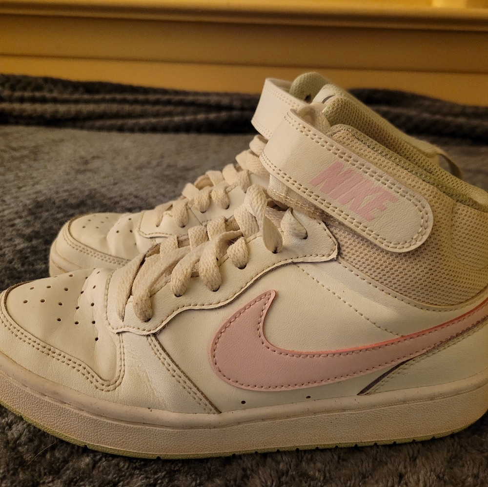 Girls size 4.5y NIKE hightops